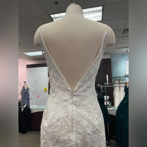 Dave and Johnny Fitted Lace Gown - Picture 5 of 7